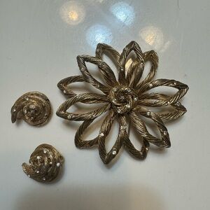 Capri flower broach and matching earrings